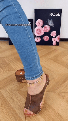 🔥50 % Rabatt für begrenzte Zeit🔥Damen-Sandalen mit Keilabsatz und Nietenverzierung☀️Lieferung innerhalb von 5 Werktagen👜