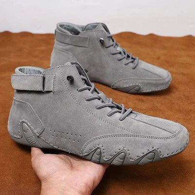 📢📢50%Rabatt!!!🎉✨Italienische hohe Stiefel aus Wildleder mit Klettverschluss – Maskuliner Charme, lässiger Chic & hochwertige Verarbeitung – Perfekt für Alltag, Freizeit & coole Auftritte – Jetzt -50%!