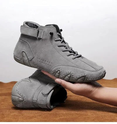 📢📢50%Rabatt!!!🎉✨Italienische hohe Stiefel aus Wildleder mit Klettverschluss – Maskuliner Charme, lässiger Chic & hochwertige Verarbeitung – Perfekt für Alltag, Freizeit & coole Auftritte – Jetzt -50%!