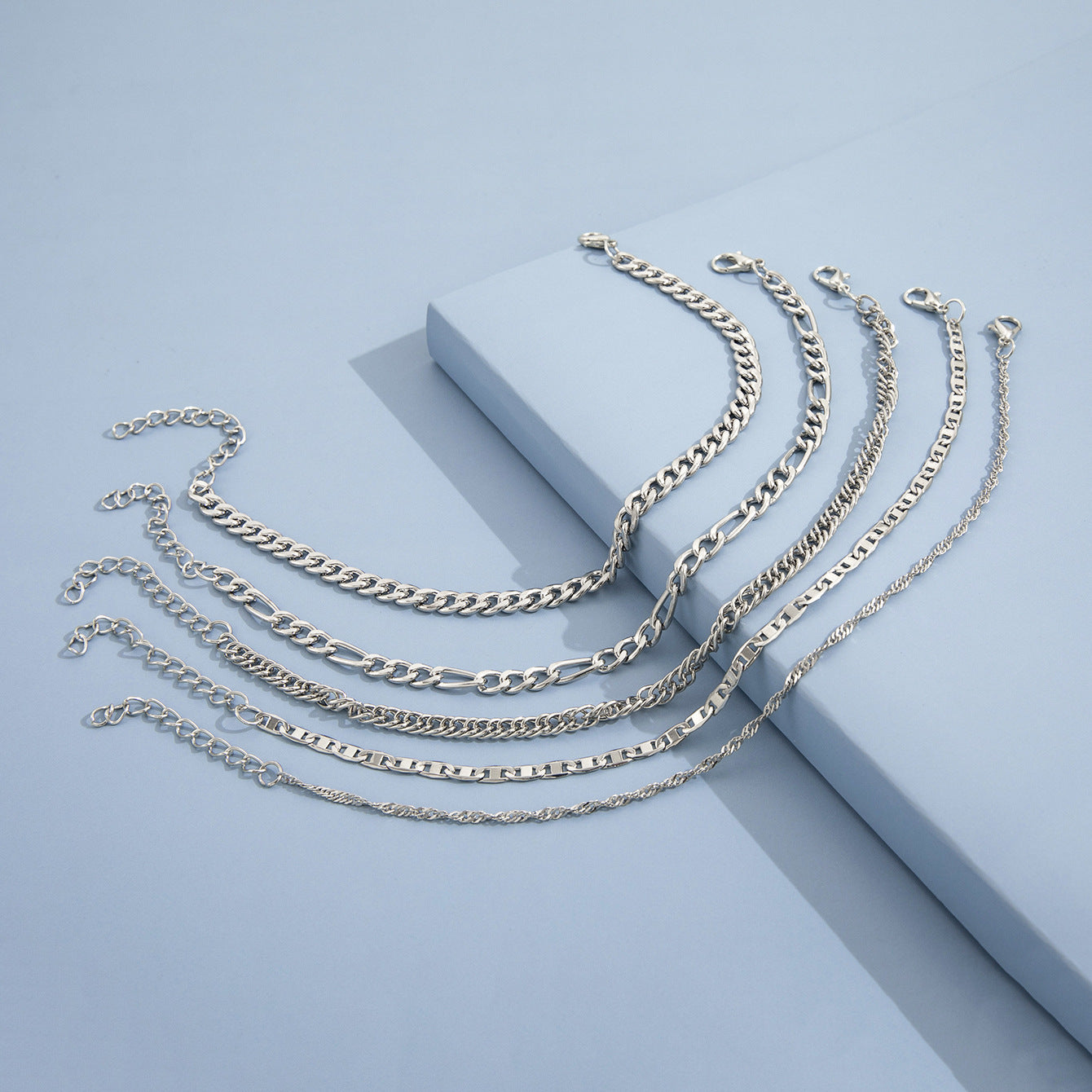 5-teiliges Set aus dicken und dünnen Armbändern und Fußkettchen