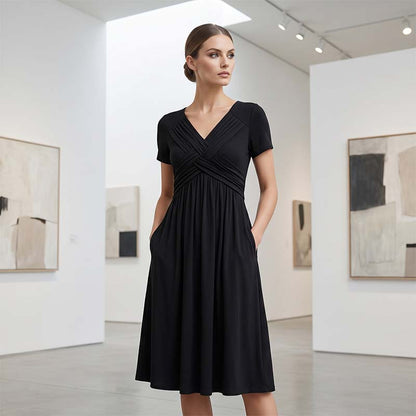✨ Kleid mit V-Ausschnitt & Cross-Front Design – leichter, fließender Stoff mit Falten – figurschmeichelnd & knitterarm