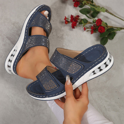 Damen-Sandalen mit Keilabsatz und funkelnden Strasssteinen