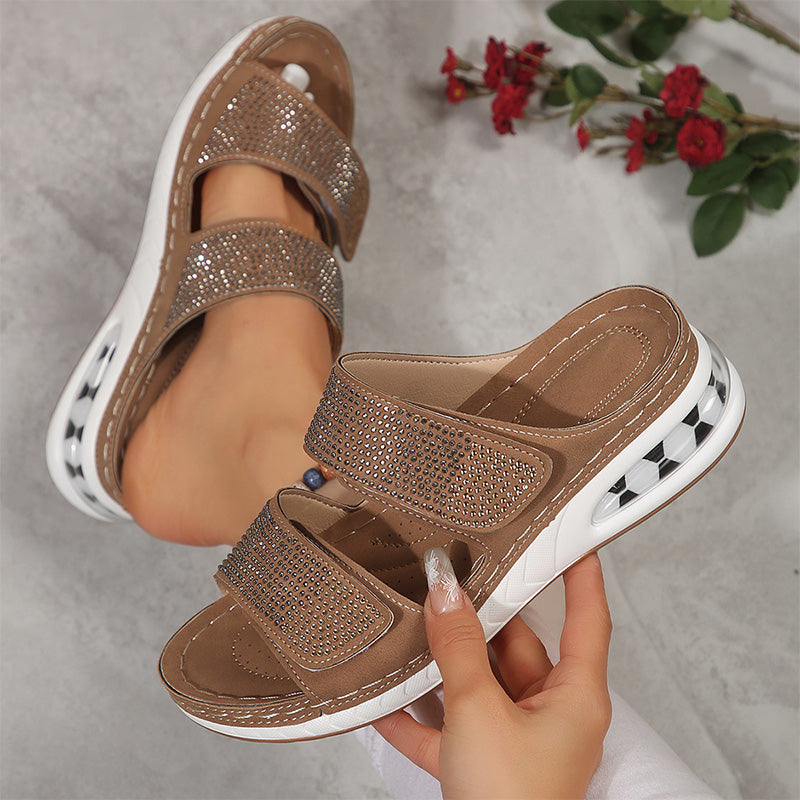 Damen-Sandalen mit Keilabsatz und funkelnden Strasssteinen