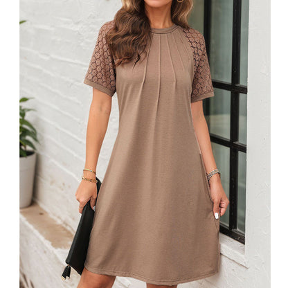 Elegantes Damenkleid mit spitzenbesetzten, luftigen Ärmeln