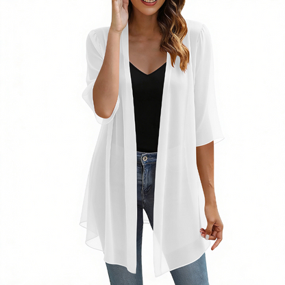 ☁️ So leicht wie eine Wolke – der Chiffon-Cardigan, der deinen Look im Handumdrehen aufwertet. Angenehm fallender Stoff, offene Vorderseite, perfekt für jede Figur. Dein neues Lieblingsteil für diese Saison! 🌸💫