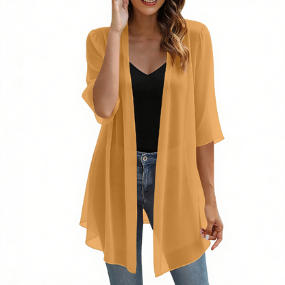 ☁️ So leicht wie eine Wolke – der Chiffon-Cardigan, der deinen Look im Handumdrehen aufwertet. Angenehm fallender Stoff, offene Vorderseite, perfekt für jede Figur. Dein neues Lieblingsteil für diese Saison! 🌸💫