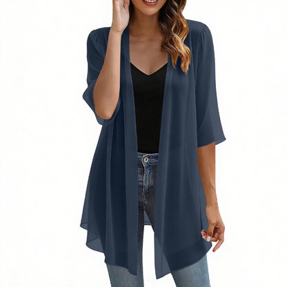 ☁️ So leicht wie eine Wolke – der Chiffon-Cardigan, der deinen Look im Handumdrehen aufwertet. Angenehm fallender Stoff, offene Vorderseite, perfekt für jede Figur. Dein neues Lieblingsteil für diese Saison! 🌸💫