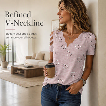 💕 V-Ausschnitt-Shirt mit Herzen – Leichte Baumwollqualität, zarte Muschelkante & femininer Schnitt – Ideal für Alltag, Freizeit & kleine Ausflüge